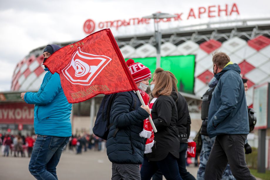 Болельщики у входа на стадион