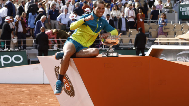 Рафаэль Надаль с кубком чемпиона Roland Garros после финала. Фото Reuters