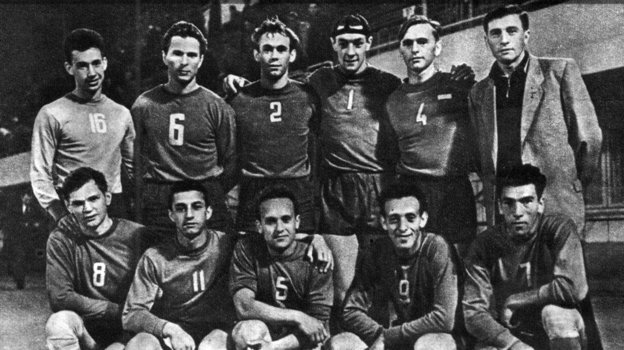 Георгий Модзолевский (5) в составе сборной СССР 1960 год. Фото volley99.ru