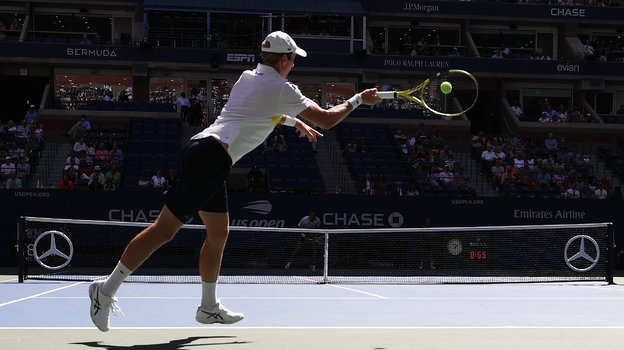 Медведев впервые проиграл сет на US Open-2021, но выполнил программу-минимум. Даниил — в полуфинале