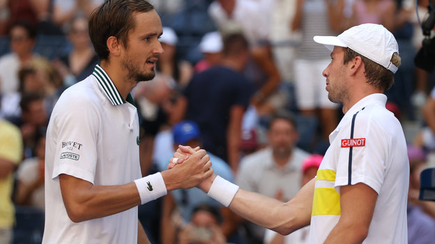 Медведев впервые проиграл сет на US Open-2021, но выполнил программу-минимум. Даниил — в полуфинале