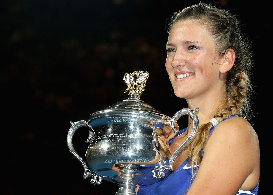 Фото Виктория Азаренко с кубком после победы на Australian Open — 2012