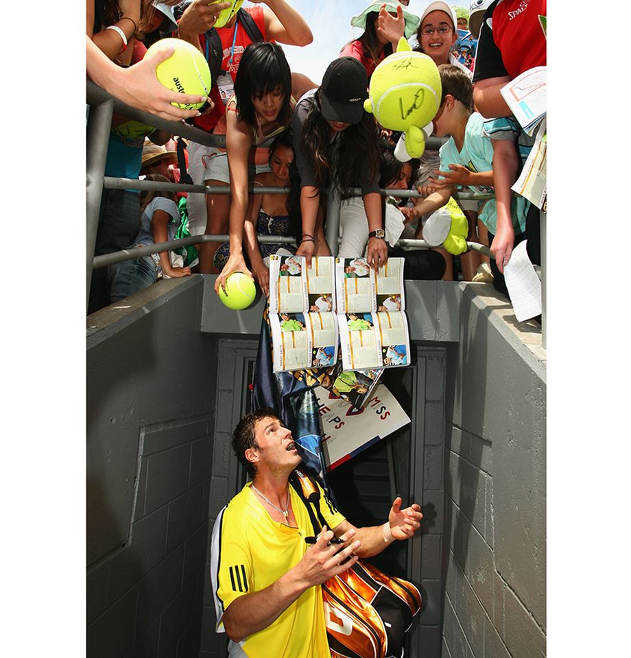 Марат Сафин раздаёт болельщикам автографы на Australian Open — 2009