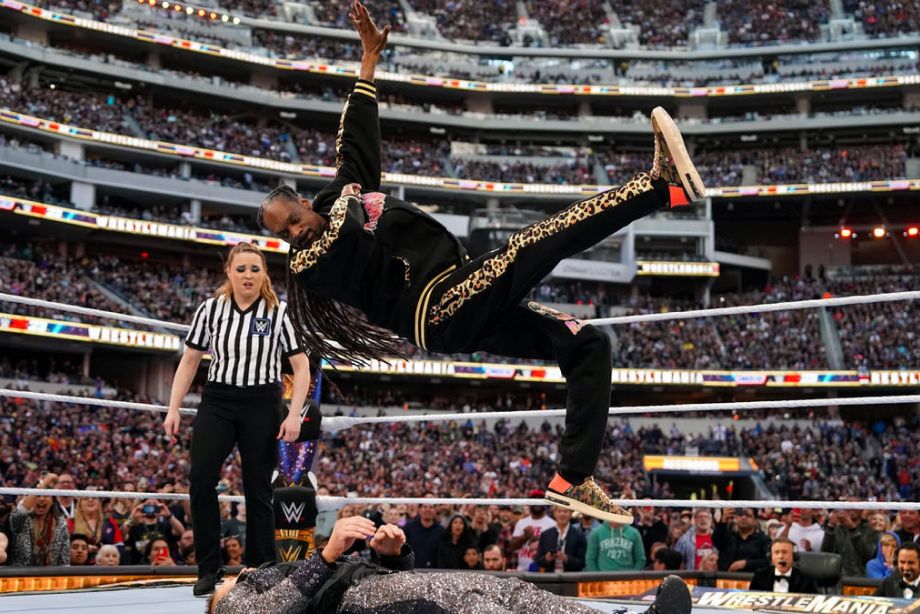 Snoop Dogg проводит фирменный приём Дуэйна Джонсона на Wrestlemania 39