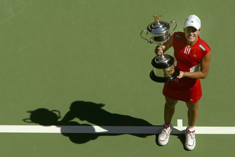 Жюстин Энен с кубком Australian Open — 2004