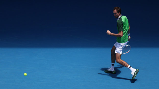 Медведев выдал нервный старт Australian Open. Отдал сет французскому ноунейму