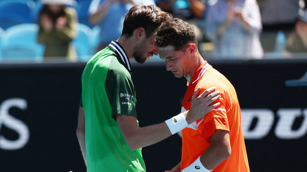 Медведев выдал нервный старт Australian Open. Отдал сет французскому ноунейму