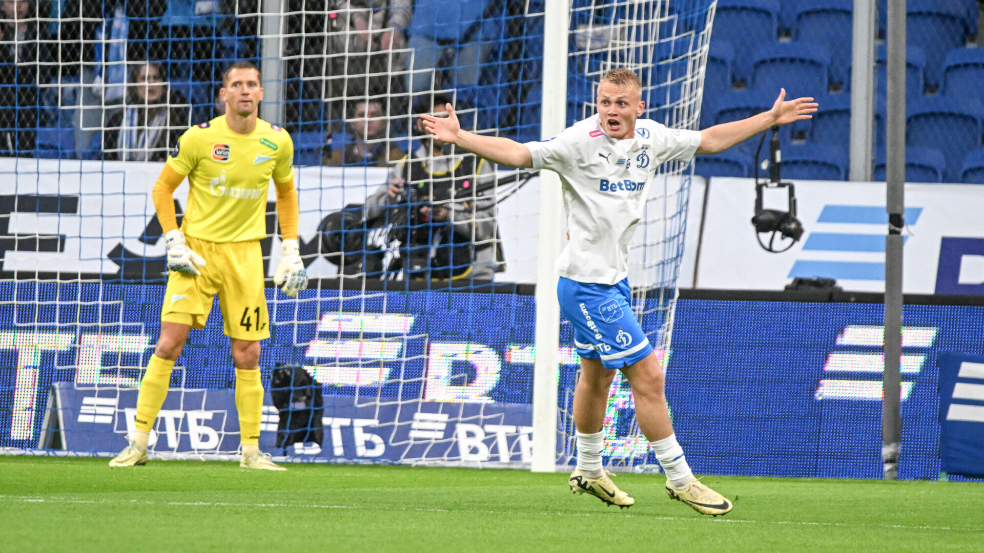 Динамо — Зенит 1:0. Тюкавин открыл счет на 76‑й минуте матча 26‑го тура РПЛ. Видео