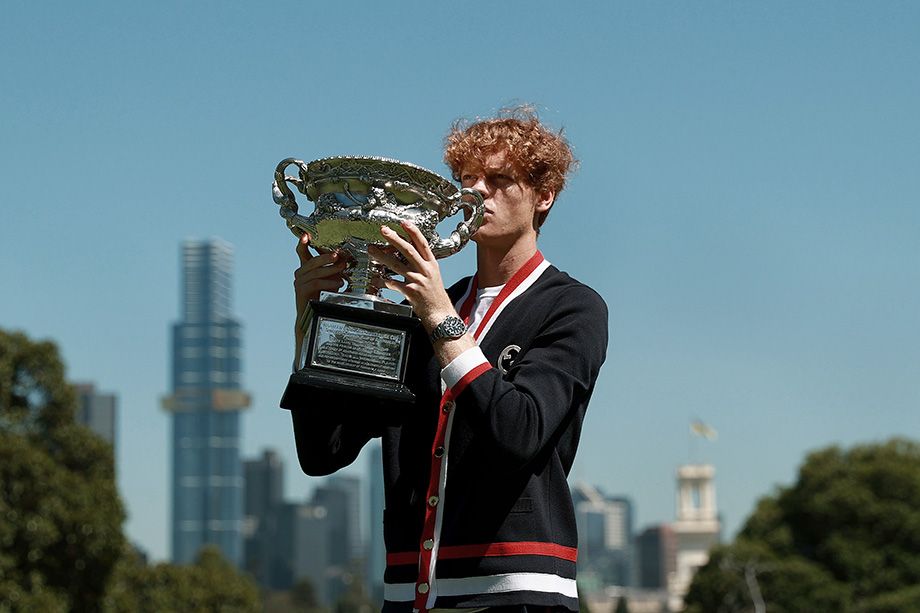 Янник Синнер с трофеем за победу на Australian Open — 2024