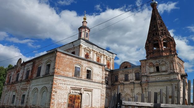 Дивные футбольные поля у заброшенных храмов Русского Севера. Грустно и красиво