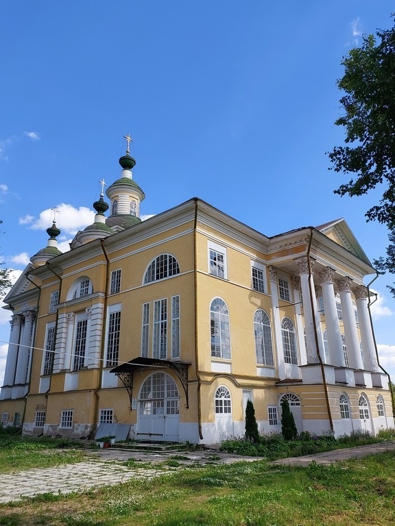 Дивные футбольные поля у заброшенных храмов Русского Севера. Грустно и красиво