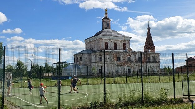 Дивные футбольные поля у заброшенных храмов Русского Севера. Грустно и красиво