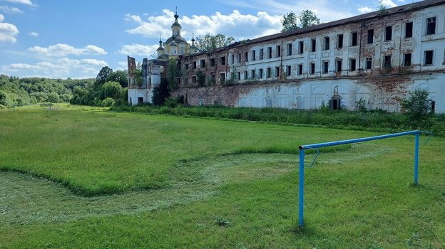 Дивные футбольные поля у заброшенных храмов Русского Севера. Грустно и красиво