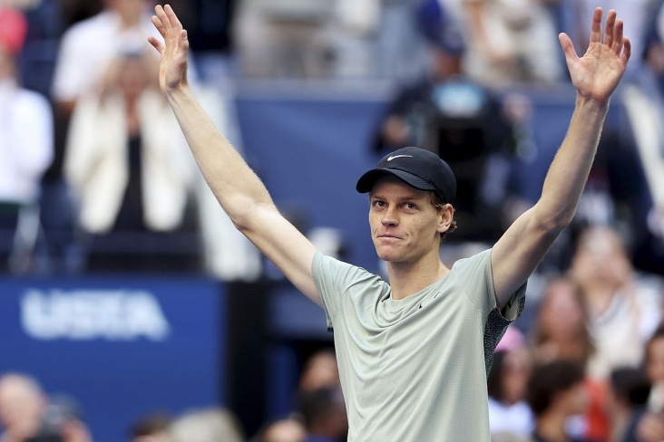 Янник Синнер с трофеем за победу на US Open — 2024