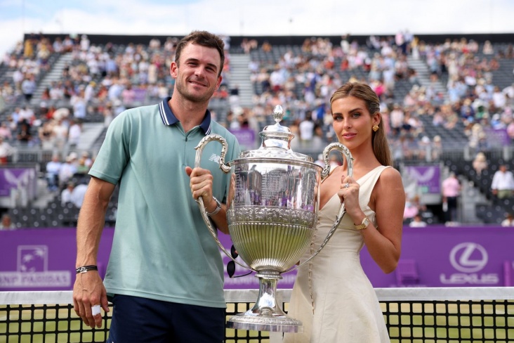 Пейдж Лоренце поддерживает Томми Пола на трибунах US Open