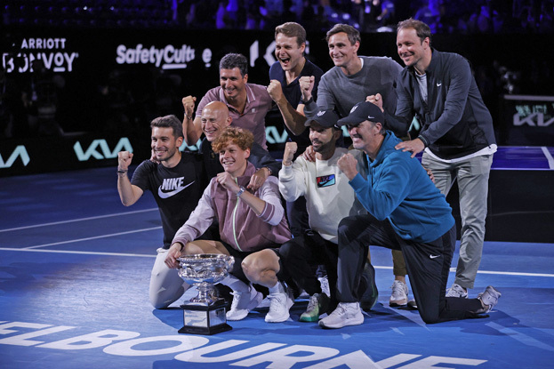 Янник Синнер с членами своей команды после победы на Australian Open