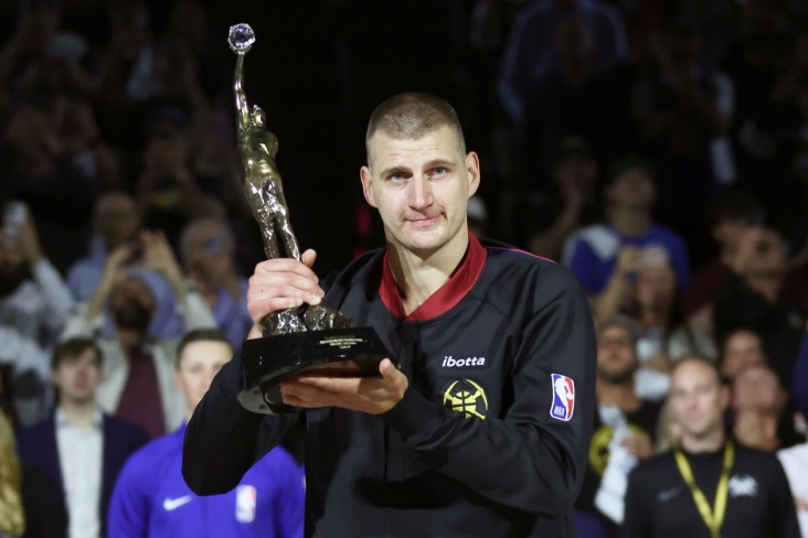 Леброн Джеймс с наградой MVP (2013 год)